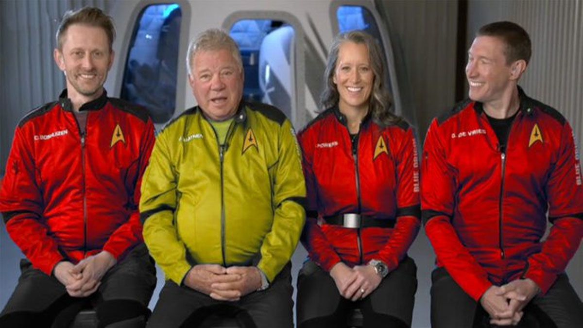Los cuatro tripulantes con los trajes como homenaje a Viaje a las estrellas (Foto: Blue Origin).