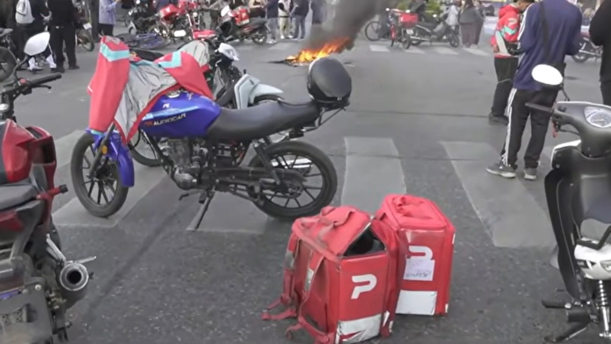 Vecinos protestaron y pidieron justicia por el crimen de un joven asesinado por motochorros. (Foto: captura)