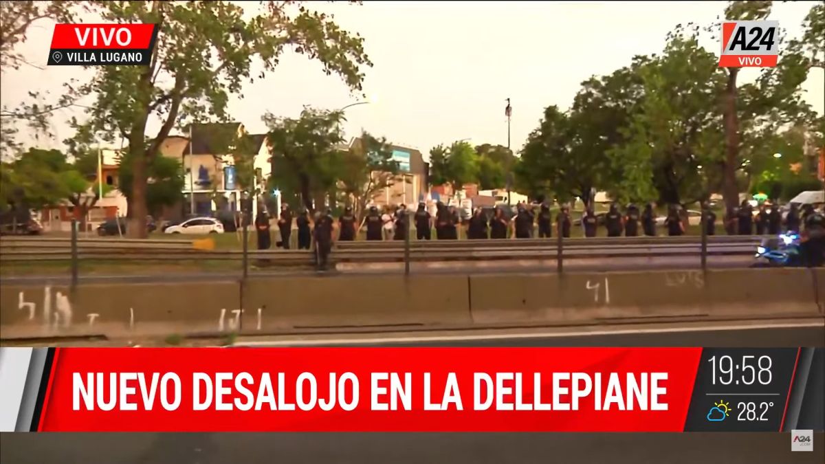Con un importante operativo la Infantería liberó la autopista Dellepiane (Foto: Captura).