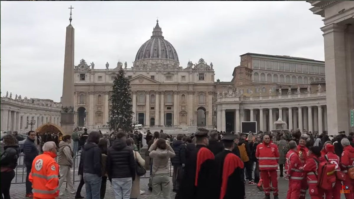 En un día gris en Roma, la gente hace cola en la plaza San Pedro para ingresar a la capilla ardiente del papa emérito Benedicto XVI (Foto: Gentileza Vatican News)