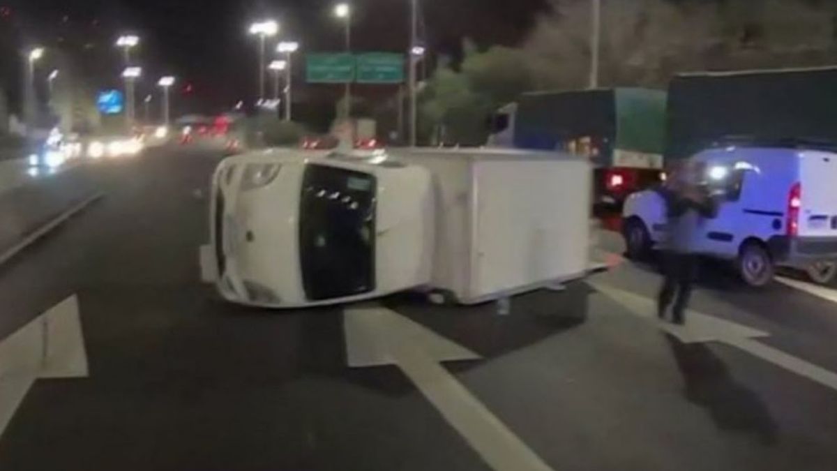 Av. General Paz: un camión se accidentó y causó un caos de tránsito. (Foto: NA)
