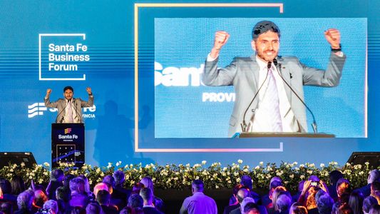 En un foro empresario en Santa Fe, Pullaro expuso su modelo de gestión y abre un contrapunto con Milei