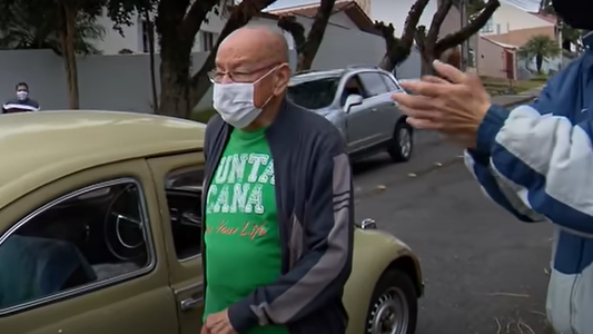 Un docente vendió su auto por problemas económicos y sus exalumnos planearon una gran sorpresa.