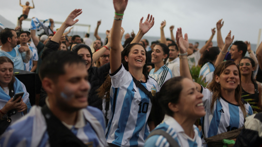 ¡Furor por la Scaloneta! ¿cuánto sale la remera con tres estrellas presente en la caravana y que se agotó en pocas horas?