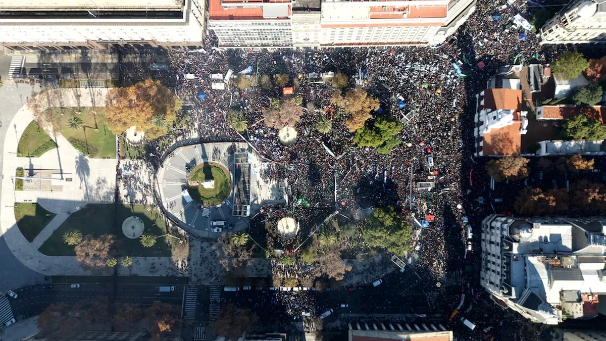 La militancia se reúne en la Plaza de Mayo. 