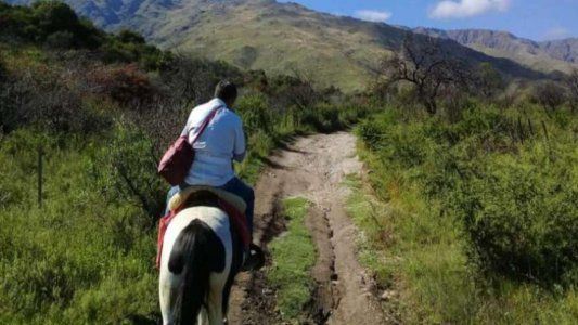 Un enfermero de 61 años recorre casa por casa a caballo para aplicar la vacuna antigripal a los adultos mayores