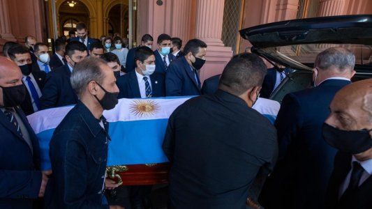 Tras un velorio con descontrol, trasladan a Maradona al cementerio de Bella Vista