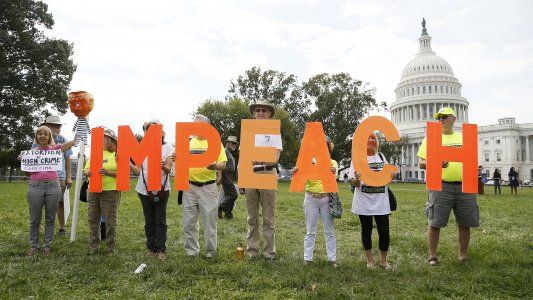 Trump, más complicado: un gobernador republicano apoya el juicio político