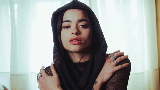 Juli Savioli muestra su universo más profundo en Espinas, su nuevo single