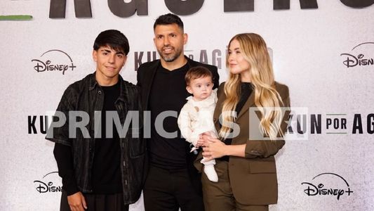 El Kun Agüero presentó su serie con la presencia de sus hijos, Sofía Calzetti y varios famosos: las fotos