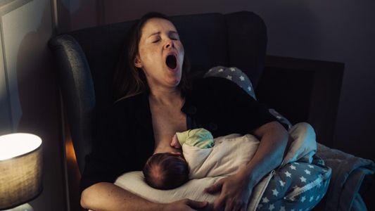 Asfixió a su bebé cuando lo amamantaba por quedarse dormida