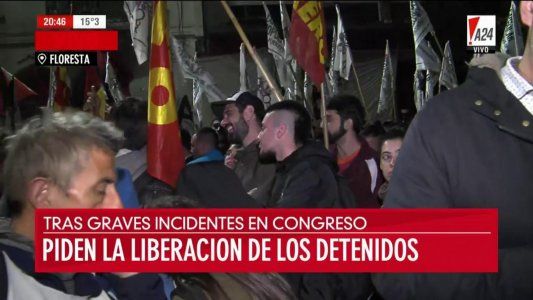 La manifestación se trasladó a la comisaría: piden la liberación de los detenidos