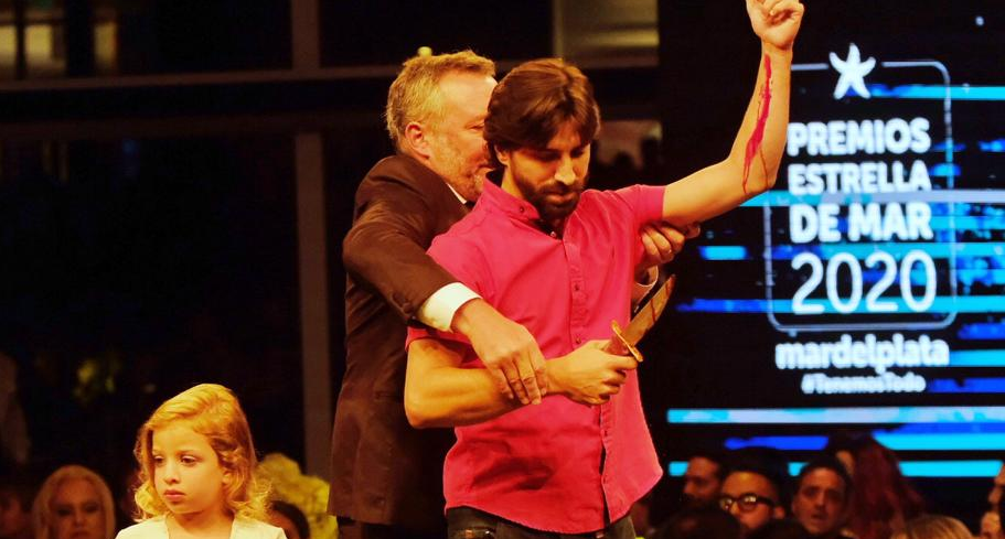 Premios Estrella de Mar 2020: director de la obra “La mueca” subió al escenario y se cortó las venas