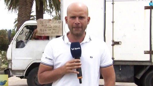 Un camionero se hizo viral por un cartel con cargada a Boca en medio de un móvil televisivo