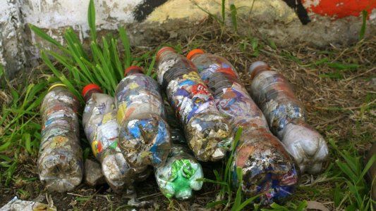 Esta ONG dona muebles hechos con plásticos de un solo uso