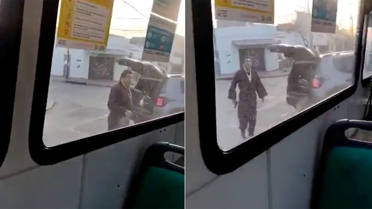 La imagen muestra al conductor con su arma en la mano (Foto: captura de video).