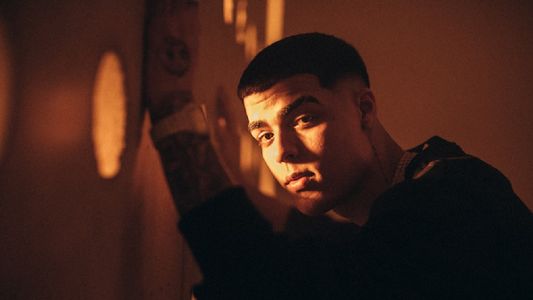 Lunay relata una bella y romántica historia en su nuevo videoclip