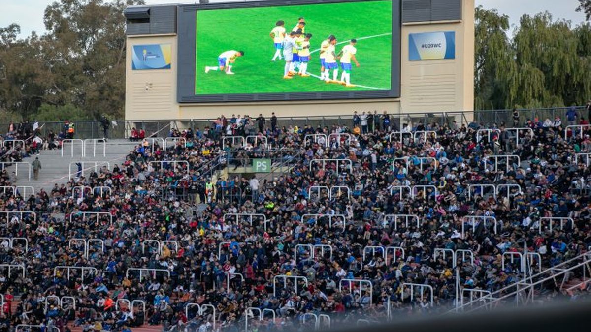 Mundial Sub 20: se taparon los símbolos de las Islas Malvinas y la bandera argentina en el Estadio Mendoza (Foto: NA).