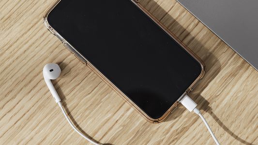 Dejaron cargando el celular en un hotel sin saber que la fatalidad estaba tan cerca