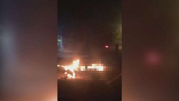 Queman vivos a dos delincuentes por asesinar a un taxista