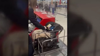 Les obligaron a pagar el pasaje de su hijo de 2 años pero decidieron abandonaron en el aeropuerto
