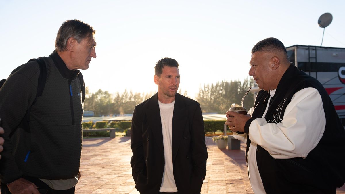 El capit&aacute;n argentino lleg&oacute; al pa&iacute;s para jugar ante Mauritania y Zambia y fue recibido por el presidente de la asociaci&oacute;n.&nbsp;