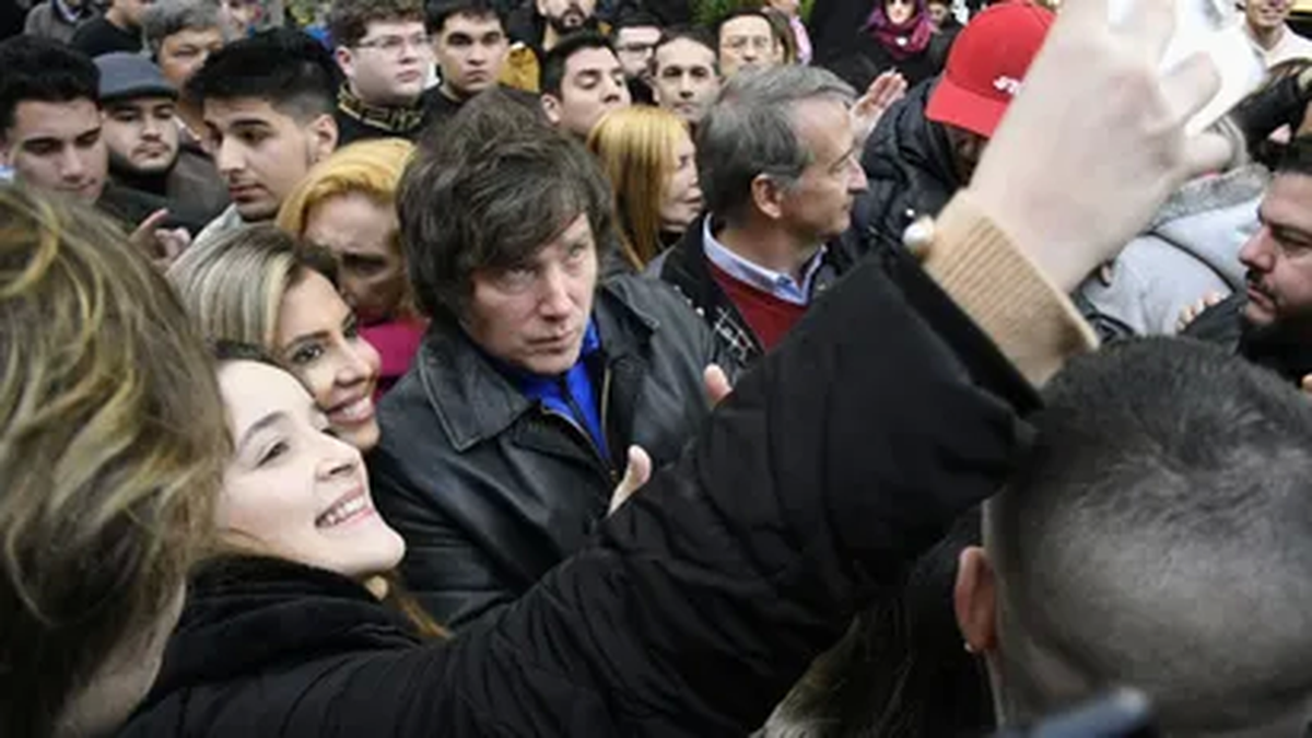Javier Milei y su particular cántico durante su breve recorrida por Santa Fe