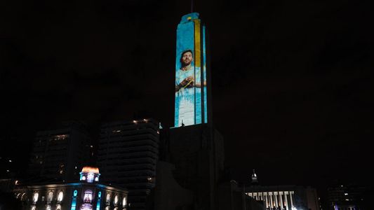 El Monumento a la Bandera se vistió para alentar a Messi y a la Selección