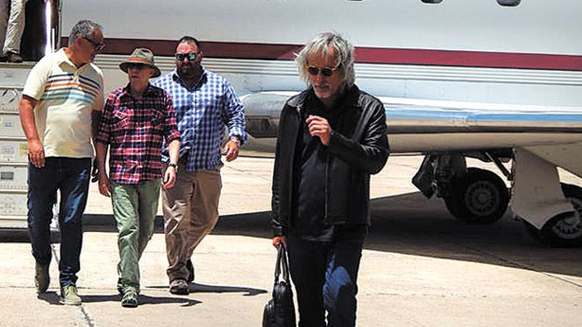 Llegó. El Indio baja del avión junto con el productor Marcos Peuscovich y un seguridad. Más adelante va Julio Sáez, el manager.