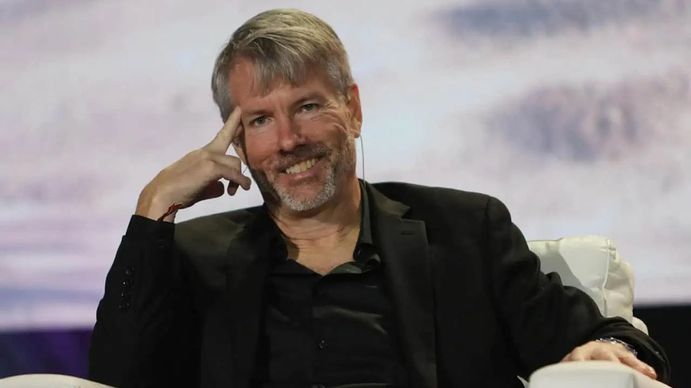 El inesperado vínculo con la economía argentina del empresario con más Bitcoin del mundo, que bancó a Milei