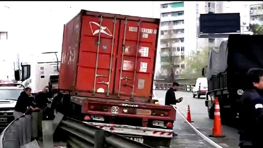Choque sobre el Puente Pueyrredón: un camión perdió el control y se incrustó en el guardarraíl