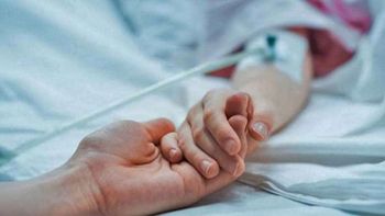 Eran antivacunas, se contagiaron de coronavirus y fallecieron el mismo día tras 25 años de casados