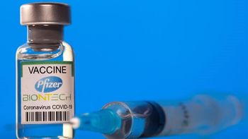 La FDA da aprobación total a la vacuna Pfizer/BioNTech contra el covid-19