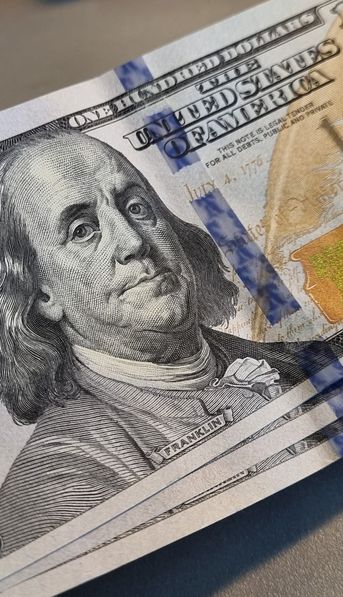 Dólar y dólar blue: a cuánto cotizan este viernes las divisas, el minuto a minuto