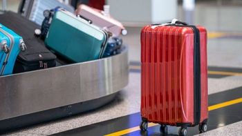 Recientemente se viralizó una serie de videos de un trabajador del aeropuerto de Vancouver, en Canadá, donde muestra las dificultades que los empleados deben a la hora de apilar y sacar los equipajes en el área de carga de los aviones. Recientemente se viralizó una serie de videos de un trabajador del aeropuerto de Vancouver, en Canadá, donde muestra las dificultades que los empleados deben a la hora de apilar y sacar los equipajes en el área de carga de los aviones.