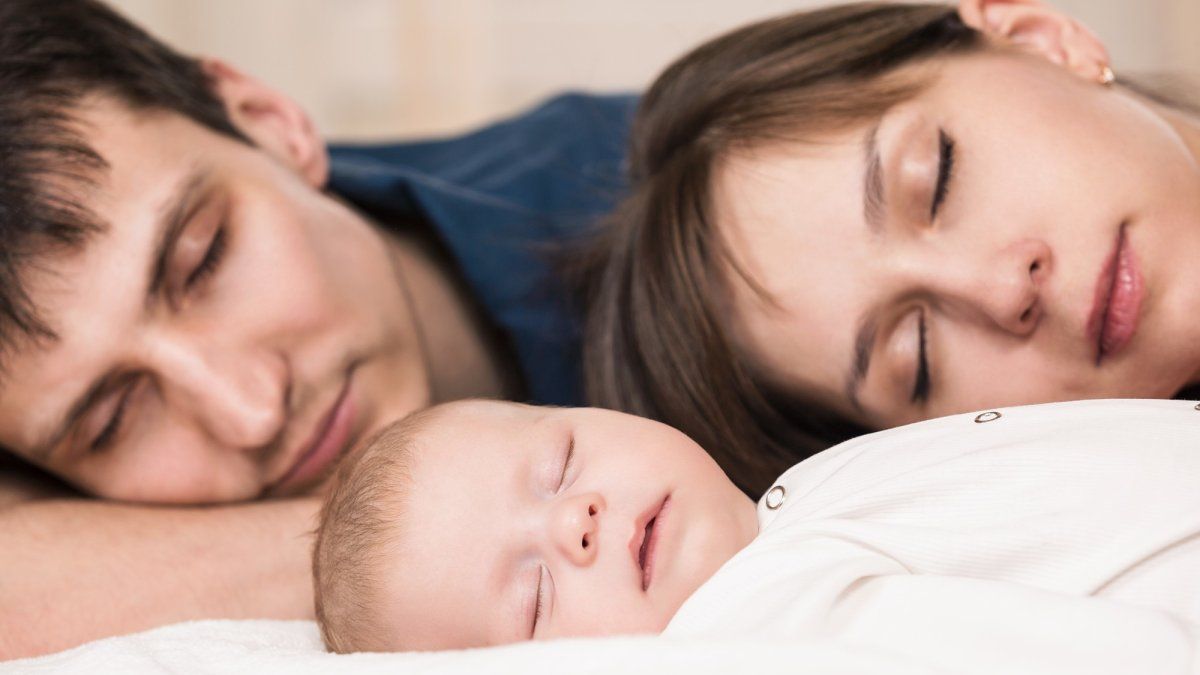 Una escena que desborda ternura: el sueño con el bebé de alguien querido puede llenar de luz el inconsciente. Foto: Internet/Sueño.