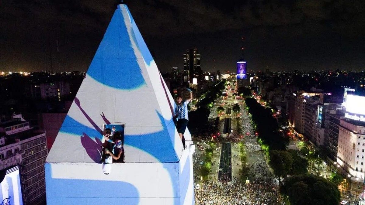 Los hinchas, dentro del Obelisco. Foto: AP.