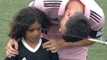 El tierno gesto de Lionel Messi con un niño que rompió en llanto ante su presencia. (Captura) El tierno gesto de Lionel Messi con un niño que rompió en llanto ante su presencia. (Captura)