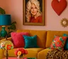 Cómo llevar el maximalismo de Dolly Parton a la decoración de casa