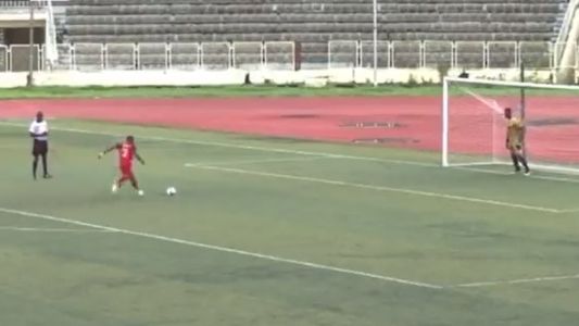 Completamente inédito: el penal más ridículo y viral de la historia sucedió en el fútbol nigeriano