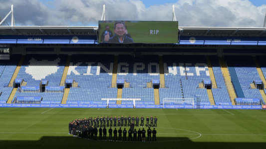 El emotivo homenaje del plantel del Leicester al fallecido dueño del club