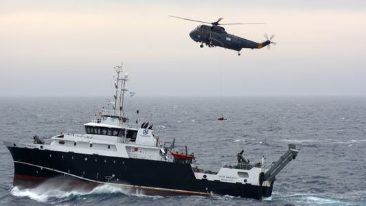 Impresionante rescate en alta mar: la Armada Argentina asistió a un tripulante herido