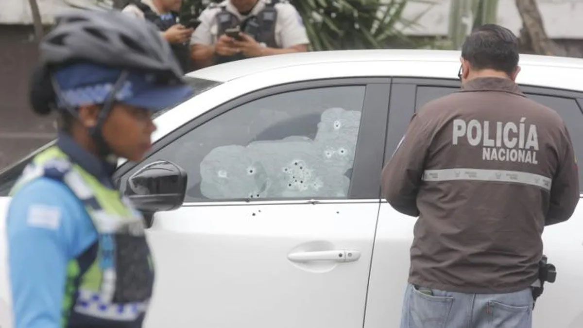 Así quedó el auto del fiscal asesinado en Guayaquil, con 20 impactos en su estructura. (Foto: Gentileza El Universal)