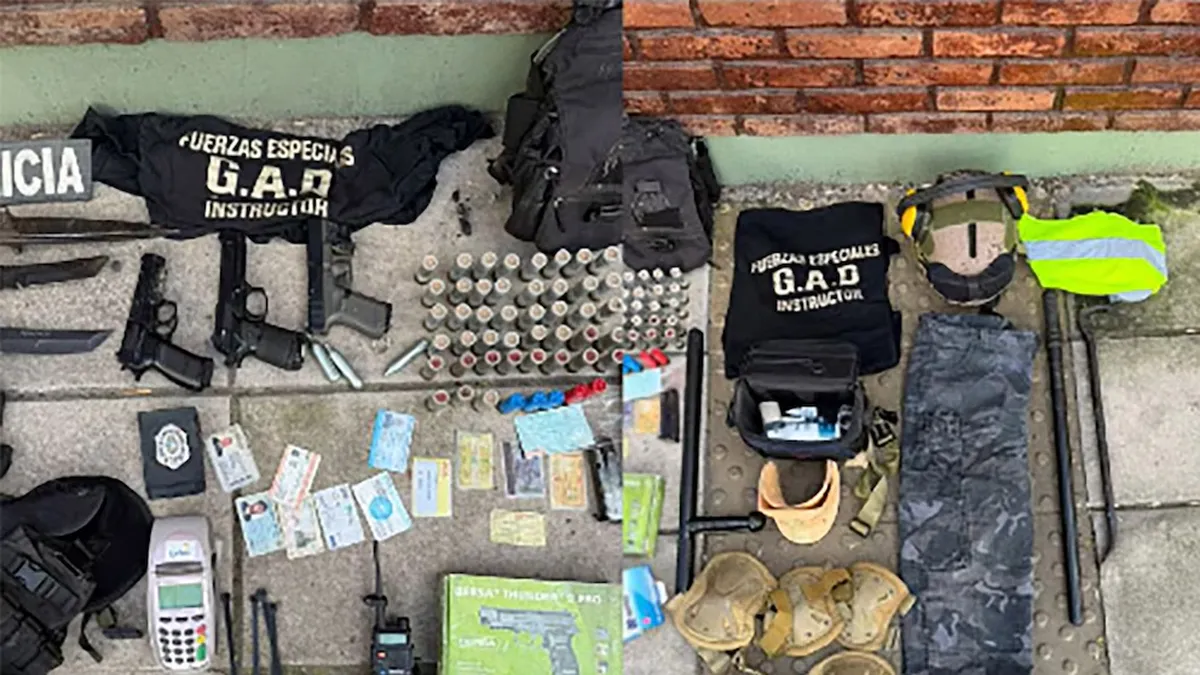 Los agentes encontraron réplicas de armas y de credenciales, decenas de municiones, prendas policiales y un chaleco antibalas en el interior del auto. (Foto: Policía)