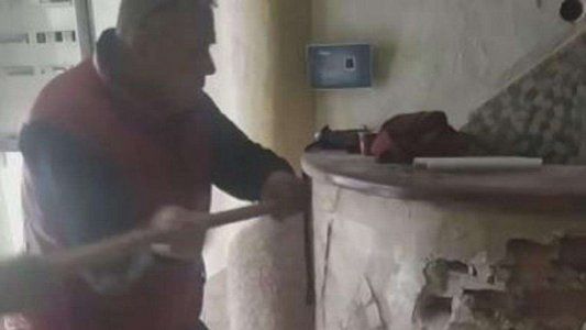 Desconsolado por no poder abrir su negocio desde hace 2 meses, destruyó su pizzería