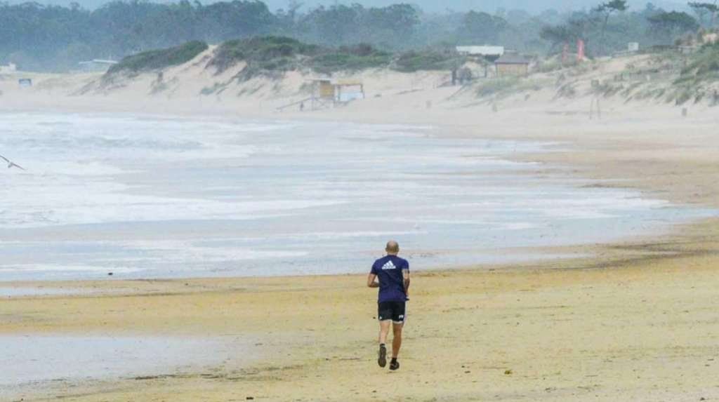 La foto de la que habla todo River: ¿Por qué Javier Pinola entrena solo en la playa?