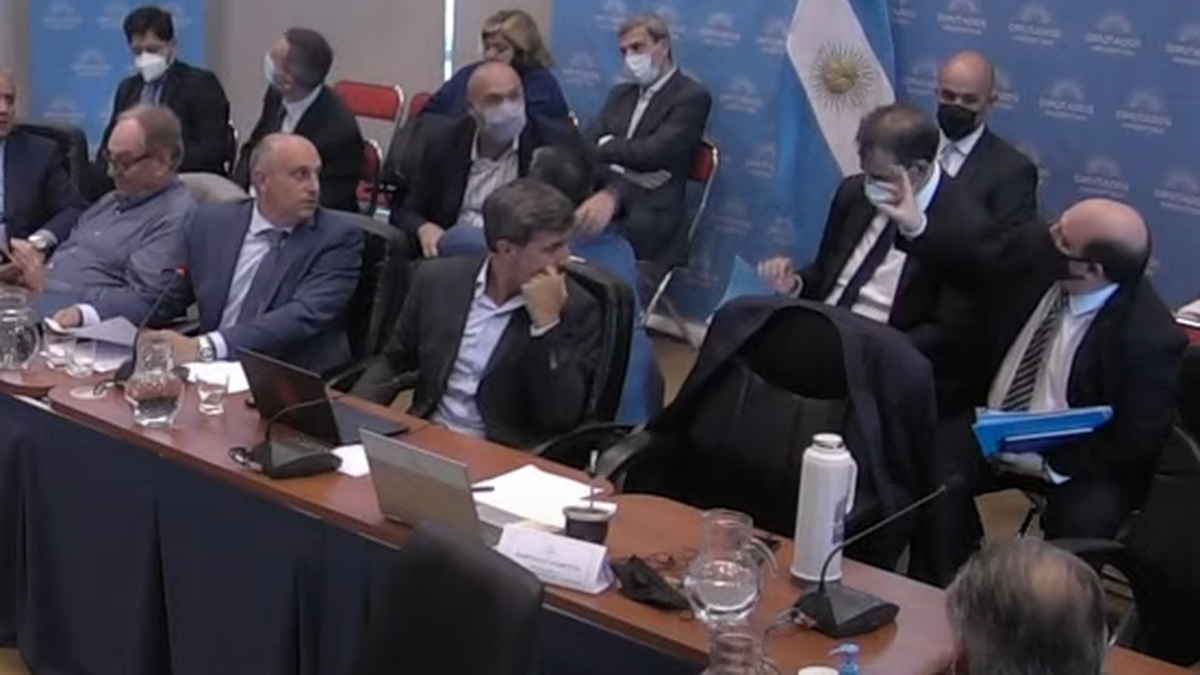 Un error en una filmina incomodó al ministro de Transporte mientras exponía sobre el Presupuesto 2022.