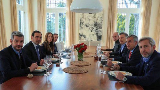 Peña y Frigerio se reunieron con gobernadores y radicales para acomodar lo que queda de la campaña