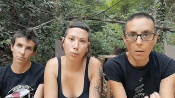 Veganos crearon un santuario animal donde no juntan gallinas con gallos para que no sufran abusos