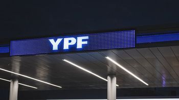 La petrolera aplicó la suba desde las cero de este viernes y explicó que la actualización responde al esquema de buffer de precios vigente desde abril. (Foto: archivo)